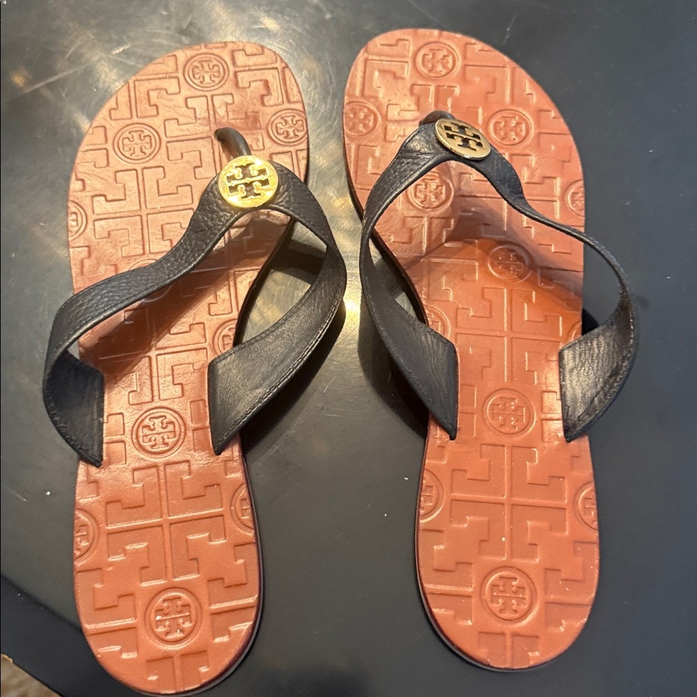 Tory Burch Black Leather Thong Sandals with Terracotta Footbed and Gold Logo - Picture 8 of 8